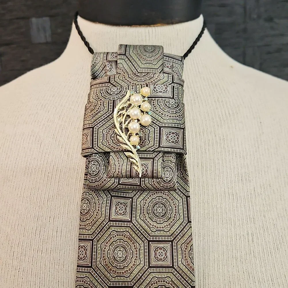 NWT Jos A Bank Silk Geometric Patterned Statement Tie Necklace Gold Accent Brooc
